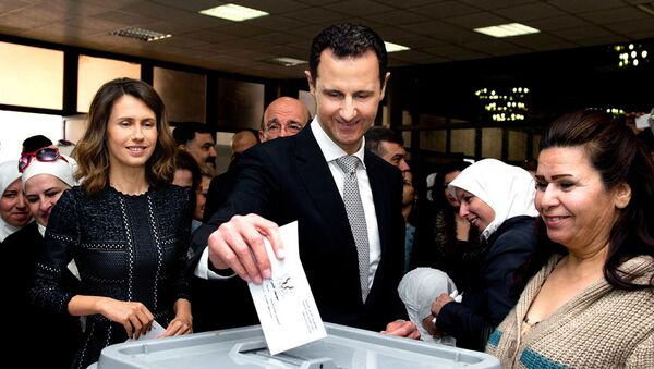 Suriye Devlet Başkanı Esad ve eşi Esma Esad da sabah saatlerinde başkent Şam'daki El Esad Kütüphanesinde oy kullandı. - Sputnik Türkiye