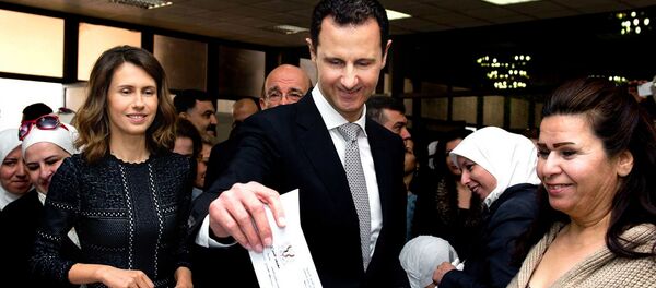 Suriye Devlet Başkanı Esad ve eşi Esma Esad da sabah saatlerinde başkent Şam'daki El Esad Kütüphanesinde oy kullandı. - Sputnik Türkiye