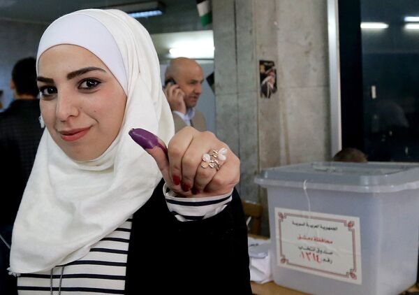 Oy verme işleminin TSİ 16.00'da sona ermesi planlanırken, Suriye Yüksek Seçim Komitesi'nin ülkenin genelinde ya da bazı bölgelerde sandıkların kapanış saatini ertleme hakkı bulunuyor. - Sputnik Türkiye