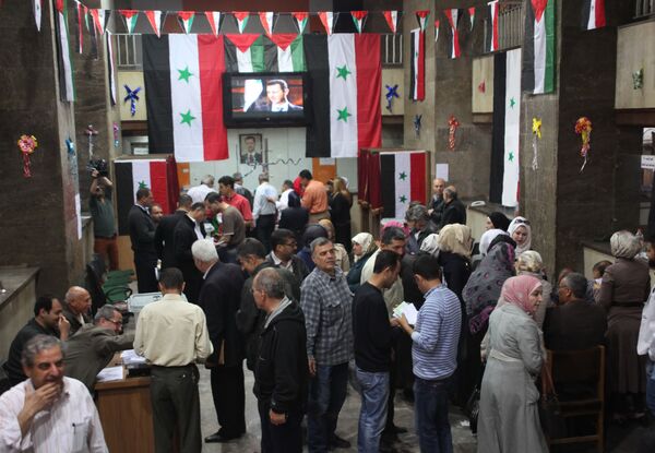 Suriye içinde ve dışında toplam 15 milyon 845 bin 575 seçmen bulunuyor. Suriye’nin tüm illerinde 9601 merkezde 11.776 sandıkta oy kullanılacak. Ancak IŞİD'in elindeki Rakka ile Nusra Cephesi ve Ahrar u Şam'ın kontrolündeki İdlip kentlerinde sandık kurulamıyor. - Sputnik Türkiye