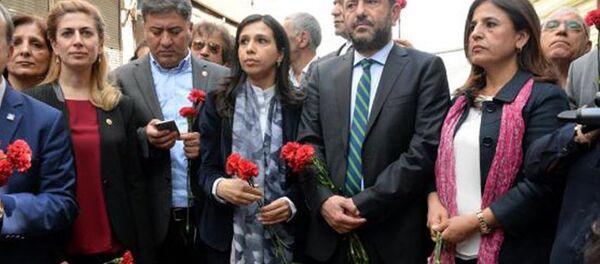 CHP Genel Başkan Yardımcısı Veli Ağbaba, milletvekilleri Murat Emir, Necati Yılmaz, Gülay Yedekçi, Didem Engin, Diyarbakır'ın PKK'ya operasyonların tamamlandığı ve 'acele kamulaştırma' kararı alınan Sur ilçesi ile ilgili inceleme ve ziyaretlerde bulunmak üzere kente geldi. - Sputnik Türkiye