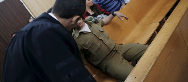 El Halil'de yaralı haldeki Filistinliyi başından vurarak öldüren İsrail askeri - Sputnik Türkiye