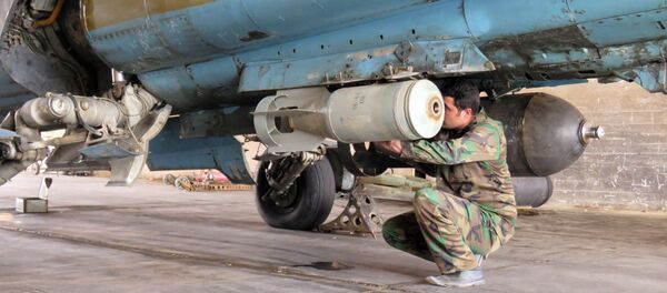 A Syrian army soldier attaches a missile to a jet at Dmeir military airport, 50 km north-east of Damascus, on April 8, 2016 A Syrian army soldier attaches a missile to a jet at Dmeir military airport, 50 km north-east of Damascus, on April 8, 2016 - Sputnik Türkiye