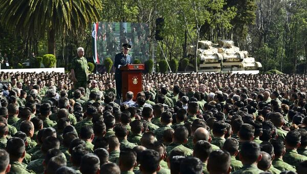 Meksika Savunma Bakanı Salvador Cienfuegos bir kadın mahkuma uygulanan şiddetin görüntülerinin medyaya yansımasının ardından kamuoyundan özür diledi. - Sputnik Türkiye