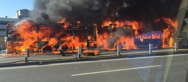 Topkapı durağında bir metrobüs alev alev yandı. - Sputnik Türkiye