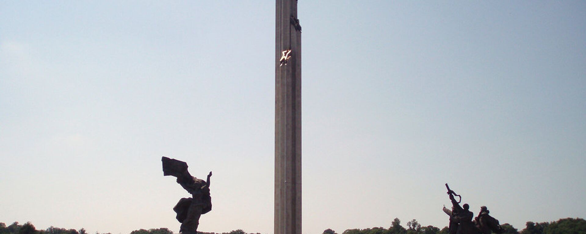 Letonya'nın başkenti Riga'da bulunan Sovyet Zafer Anıtı - Sputnik Türkiye, 1920, 09.11.2022