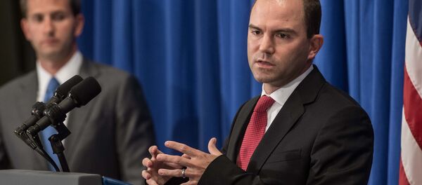 US Deputy National Security Adviser Ben Rhodes briefs the press as Principal Deputy Press Secretary Eric Schultz (L) looks on at Martha's Vineyard, Massachusetts, on August 22, 2014 - Sputnik Türkiye