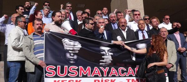 İzmir'de 2 yıl önce düzenlenen Berkin Elvan'ı anma etkinliğinde, dönemin Başbakanı Recep Tayyip Erdoğan'a hakaret ettikleri iddiasıyla 1- 3 yıl hapis istemiyle yargılanan DİSK ve KESK temsilcileri; Memiş Sarı, Abdullah Tunalı ve Ali Rıza Turan, 'Kamu görevlisine hakaret' suçundan beraat etti. - Sputnik Türkiye