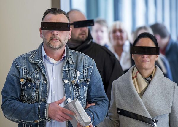 Mahkemeye eşi Vicky'le birlikte gelen Bachmann, gözüne büyük ve tuhaf bir gözlük takarken cebinde de bir diş fırçası taşıdı. - Sputnik Türkiye