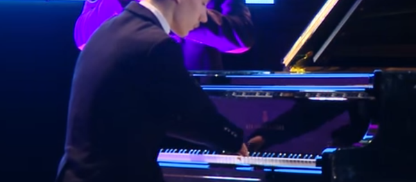 Rus genç elleri olmadan piyano çalıyor Rus genç elleri olmadan piyano çalıyor - Sputnik Türkiye