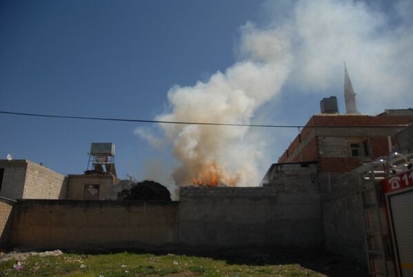 Suriye'den ateşlenen 3 roket mermisinin bir evin çatısı, cami tuvaleti ve mezarlığa yakın boş araziye düşmesi sonucu 3 kişi yaralandı. - Sputnik Türkiye