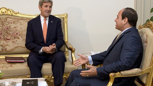Mısır Cumhurbaşkanı Abdulfettah el Sisi ile bir araya gelen ABD Dışişleri Bakanı John Kerry - Sputnik Türkiye