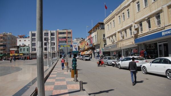 Kilis caddelerinde saldırıların yol açtığı panik nedeniyle az sayıda kişi var. - Sputnik Türkiye
