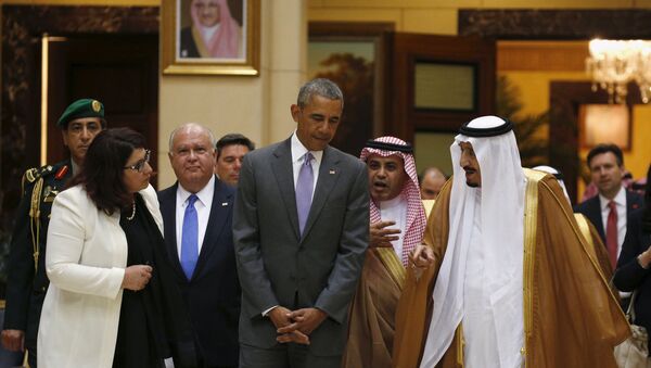 U.S. President Barack Obama and Saudi King Salman (R) walk together following their meeting at Erga Palace in Riyadh, Saudi Arabia - Sputnik Türkiye