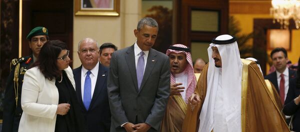 U.S. President Barack Obama and Saudi King Salman (R) walk together following their meeting at Erga Palace in Riyadh, Saudi Arabia - Sputnik Türkiye