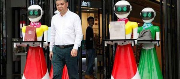 Çin'de 'yeni zengin' bir erkeğin, yanında sekiz 'dişi' robot hizmetkarlarıyla bir alışveriş merkezinden lüks eşyalar alırken görüntülenmesi ülkede tepkiye neden oldu. - Sputnik Türkiye