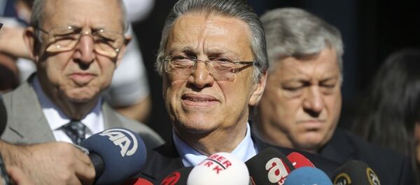 Eski Başbakan Mesut Yılmaz, Ankara 5. Ağır Ceza Mahkemesindeki duruşmada, tanık sıfatıyla ifade verdi. Yılmaz, duruşma çıkışı gazetecilerin sorularını yanıtladı. - Sputnik Türkiye