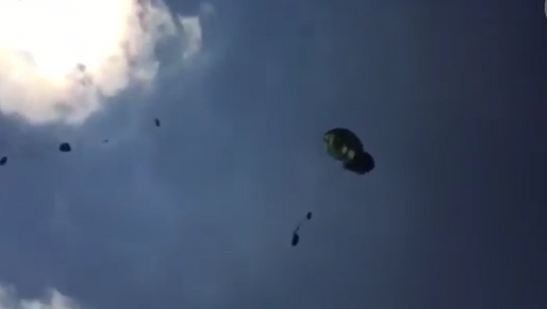 Paraşüt açılmadı, zırhlı araçlar yere çakıldı - Sputnik Türkiye