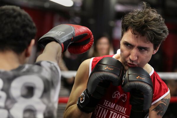 Kanada Başbakanı Justin Trudeau boks ringinde. - Sputnik Türkiye