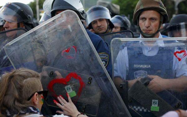 Göstericiler, polis kalkanlarına kırmızı kalp çizdi. Göstericiler, polis kalkanlarına kırmızı kalp çizdi. - Sputnik Türkiye