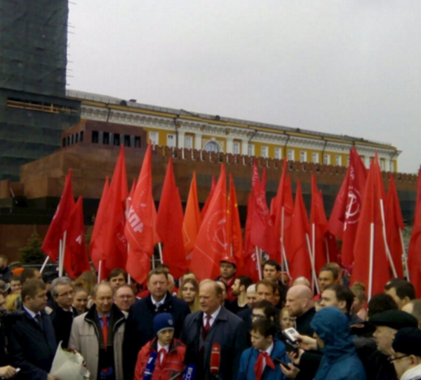Rus komünistler bugün Kızıl Meydan’daki Lenin mozolesine karanfil bıraktı. Rusya’nın diğer birçok kentinde de meydanlarda Lenin anıldı. - Sputnik Türkiye