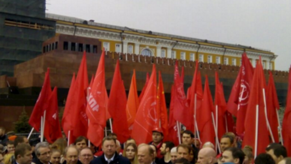 Rus komünistler bugün Kızıl Meydan’daki Lenin mozolesine karanfil bıraktı. Rusya’nın diğer birçok kentinde de meydanlarda Lenin anıldı. - Sputnik Türkiye