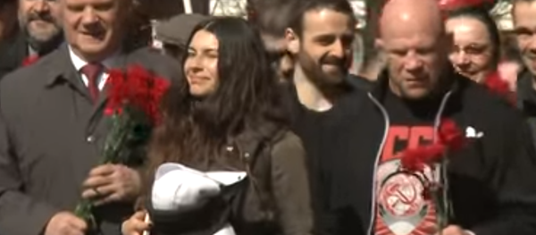 Kısa bir süre önce Rus vatandaşlığı alan ve sosyalizme inancından sıklıkla bahseden ABD’li dövüşçü Jeff Monson ile Rusya Komünist Partisi Genel Başkanı Gennadiy Zyuganov, Kızıl Meydan’daki Lenin mozolesine karanfil bıraktı. - Sputnik Türkiye