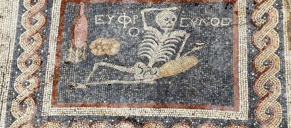 Neşeli ol hayatını yaşa' yazılı mozaik - Sputnik Türkiye