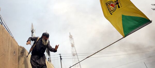 Peşmerhe güçleri, Tuzhurmatu'daki Şii milislere ait bayrağı indirdi Peşmerhe güçleri, Tuzhurmatu'daki Şii milislere ait bayrağı indirdi - Sputnik Türkiye