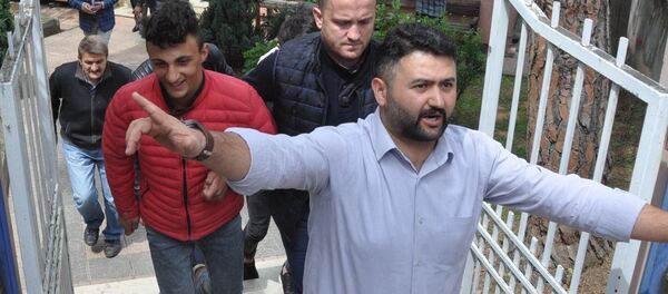 Spor Toto Süper Lig'de Trabzonspor ile Fenerbahçe arasındaki karşılaşmada maçın ilave yardımcı hakemi Volkan Bayarslan'ın darbedilmesi olayına karışan O.M. (kırmızı montlu) ve saha olayları nedeniyle gözaltına alınan bir başka zanlı adliyeye sevk edildi. Spor Toto Süper Lig'de Trabzonspor ile Fenerbahçe arasındaki karşılaşmada maçın ilave yardımcı hakemi Volkan Bayarslan'ın darbedilmesi olayına karışan O.M. (kırmızı montlu) ve saha olayları nedeniyle gözaltına alınan bir başka zanlı adliyeye sevk edildi. - Sputnik Türkiye