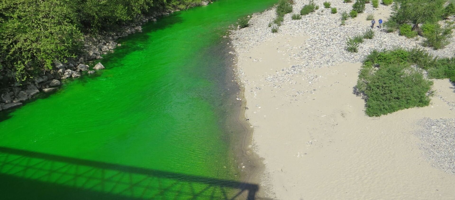 ABD’de Chicago nehri her yıl 17 Mart’taki Aziz Patrik Günü kutlamaları kapsamında yeşile bürünürken, bu kez Fransa’daki nehirler ‘yeşil yeşil akarak’ görenleri şaşırttı. Fransız çevreciler kirliliğe dikkat çekmek için dün nehirleri yeşile boyadı. - Sputnik Türkiye, 1920, 26.04.2016