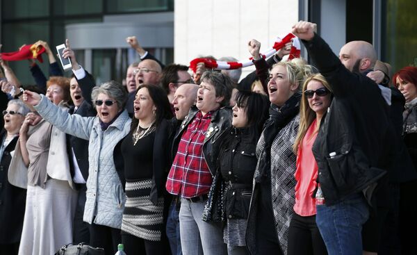 Faciada yakınlarını kaybedenler, mahkemenin polisin suçlu olduğuna hükmettiği kararı 'Asla Yalnız Yürümeyeceksin'i söyleyerek kutladı. - Sputnik Türkiye