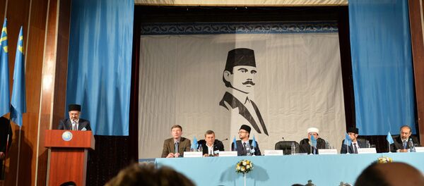 Head of Mejlis of Crimean Tatar people Refat Chubarov, left, at the rostrum, speaks at an extraordinary session of the Kurultay (meeting) of the Crimean Tatar People in Bakhchysarai - Sputnik Türkiye