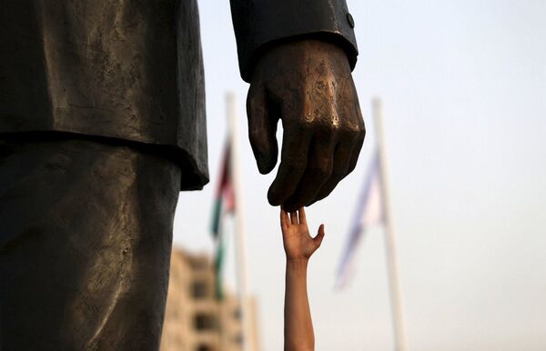 Filistin'e en büyük Mandela heykeli - Sputnik Türkiye