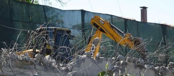 Rıza Sarraf’ın Kandilli sırtlarında restore edilen ve yeni kısımlar eklenen tarihi köşkünün bazı bölümleri belediye ekipleri tarafından yıkılmaya başlandı. - Sputnik Türkiye