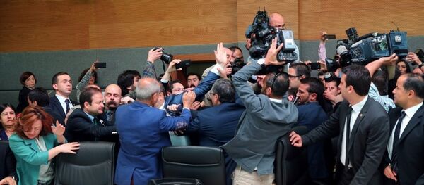 TBMM Anayasa Komisyonu, hakkında dosya bulunan milletvekillerinin dokunulmazlığının kaldırılmasını içeren Anayasa değişikliği teklifini görüşmek üzere toplandı. Komisyonda, teklifin görüşmelerine geçilmeden önce çok sayıda milletvekilinin ayakta olduğu ve basın mensupları ile milletvekili danışmanlarının salon dışına çıkartılması konusunda tartışma yaşandı. - Sputnik Türkiye