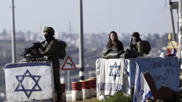Batı Şeria'daki Gush Etzion kontrol noktasında nöbet tutan İsrail askerleri. - Sputnik Türkiye