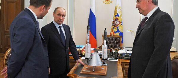 Vladimir Putin - Dmitriy Rogozin - İgor Komarov - Sputnik Türkiye