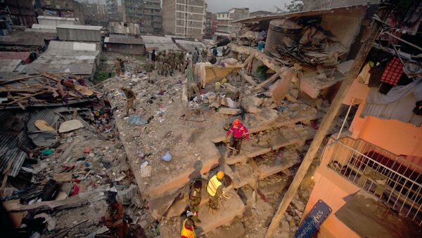 Rescuers work at the site of a building collapse in Nairobi, Kenya, Saturday, April 30, 2016 - Sputnik Türkiye