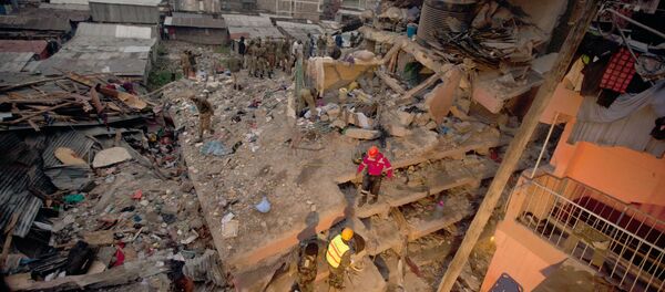 Rescuers work at the site of a building collapse in Nairobi, Kenya, Saturday, April 30, 2016 - Sputnik Türkiye
