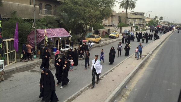 Shiite pilgrims march toward the Imam Mousa al-Kadhim shrine to commemorate the anniversary of the Imam's death in Baghdad, Iraq, Friday, April 29, 2016 - Sputnik Türkiye