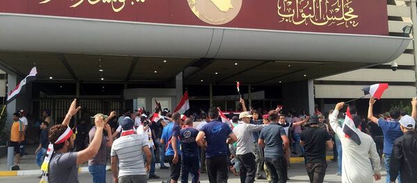 Irak’ta Sadr hareketi lideri Mukteda el Sadr yanlısı protestocular, milletvekillerinin hükümette reform için toplanamamasının ardından yürüyüşe geçti ve hükümet binalarının bulunduğu Yeşil Bölge’ye girdi. Protestoculardan bazılarının parlamento binasına girdiği de gelen bilgiler arasında. - Sputnik Türkiye