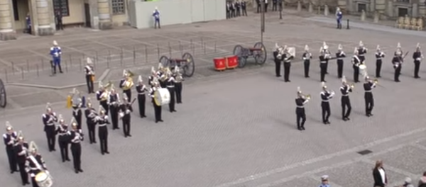 İsveç Kralı 16. Gustaf’ın doğum günü, ordu bandosunun çaldığı 70’li yılların ünlü pop müzik grubu Abba’nın ‘Dancing Queen’ ile kutlandı. - Sputnik Türkiye