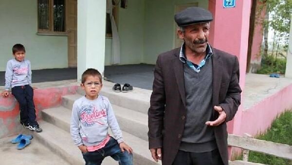 TAK’ın (Kürdistan Özgürlük Şahinleri) üstlendiği Bursa Ulu Camii önündeki canlı bomba eylemini gerçekleştirdiği ileri sürülen Eser Çali'nin Iğdır'daki babası konuştu. - Sputnik Türkiye