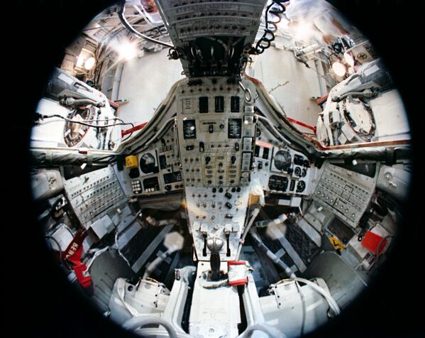 Apollo projesine hazırlık olarak uygulanan ve ABD’nin ilk insanlı uçuşunun yapıldığı, yörüngeye Mart 1965’te ulaşan Gemini 3 adlı uzay aracının gösterge ve kontrol panellerinin balık-gözü lens ile çekilmiş bir fotoğrafı. - Sputnik Türkiye