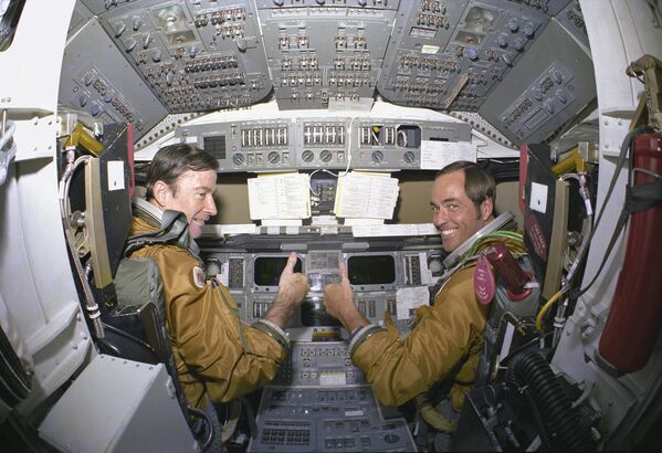 NASA’nın 12 Nisan 1981 yılında kullandığı, uzaya çıkan ilk uzay mekiği Kolombiya Uzay Mekiği, 14 Nisan’da tam 54.5 saat sonra geri döndü. Fotoğrafta uzay mekiğinin kokpitinde astronotlar John Young ve Pilot Robert Crippen görülüyor. - Sputnik Türkiye