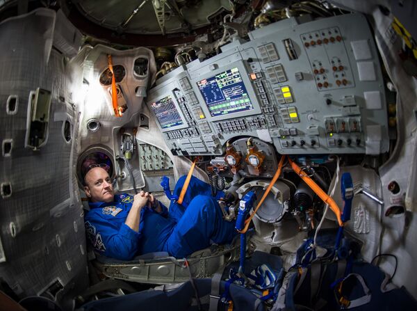 NASA Astronotu Scott Kelly’nin 4 Mart 2015 tarihinde Moskova’nın doğusunda bulunan Gagarin Kozmonot Eğitim Merkezi’ndeki(GCTC) Soyuz simülatöründe çekilmiş fotoğrafı. - Sputnik Türkiye