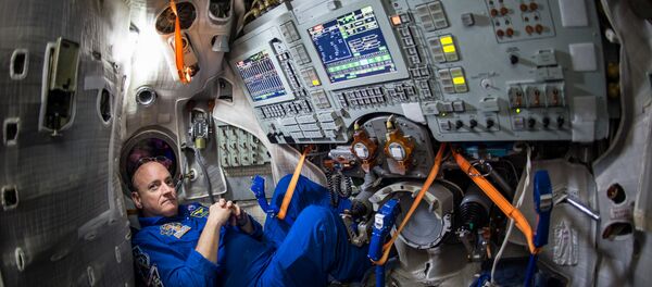 NASA Astronotu Scott Kelly’nin 4 Mart 2015 tarihinde Moskova’nın doğusunda bulunan Gagarin Kozmonot Eğitim Merkezi’ndeki(GCTC) Soyuz simülatöründe çekilmiş fotoğrafı. - Sputnik Türkiye