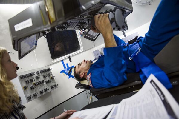 NASA Astronotu Lee Archambault, Boing şirketinin ürettiği CST-100 adlı uzay aracının kontrol ve gösterge panellerinin erişilebilirliğini ve görüş mesafesini test ediyor. CST-100’ün Kasım 2017’de Uluslararası Uzay İstasyonu’na uçuş gerçekleştirmesi planlanıyor. - Sputnik Türkiye