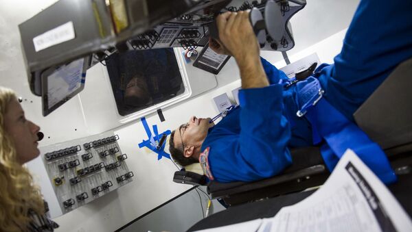 NASA Astronotu Lee Archambault, Boing şirketinin ürettiği CST-100 adlı uzay aracının kontrol ve gösterge panellerinin erişilebilirliğini ve görüş mesafesini test ediyor. CST-100’ün Kasım 2017’de Uluslararası Uzay İstasyonu’na uçuş gerçekleştirmesi planlanıyor. - Sputnik Türkiye